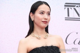 戸田恵梨香、大胆スリットから美脚輝く 家族は「離れていても愛おしい存在」【カルティエと日本 半世紀のあゆみ「結 MUSUBI」展 ― 美と芸術をめぐる対話】 画像