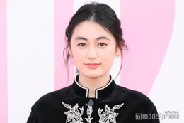 八木莉可子、シックなモノトーン衣装で色白美肌輝く 4月に大学卒業【ミス ディオール展覧会 ある⼥性の物語】 画像