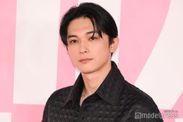 吉沢亮、ジャケットから素肌チラリ 30歳迎えプライベート充実目指す「思い出作りを楽しみたい」【ミス ディオール展覧会 ある女性の物語】 画像