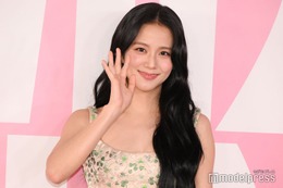 BLACKPINKジス、六本木降臨 美デコルテ煌めくドレス姿で可憐オーラ放つ【ミス ディオール展覧会 ある女性の物語】 画像