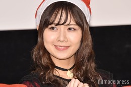 「2児の母」元AKB48メンバー、サプライズでアイドル復活 ミニスカから美脚披露＆家族ショット公開「エモい」「美形親子」と反響 画像