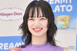 小松菜奈「肩の位置が腰」共演者も驚く抜群スタイル タイト衣装で登場 画像