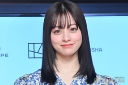 橋本環奈、ノースリーブ×サングラスでロンドン満喫 “オシャレガール”ショットが話題「透明感すごい」「可愛すぎる」 画像