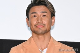 魔裟斗、5歳長男と海満喫 顔出し2ショットに「素敵な親子」「似てる」の声 画像