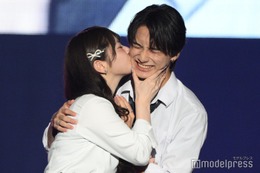 「今日好き」りんか＆植野花道“りんはな”カップル、ステージ上でほっぺにキス ラブラブ全開【TGC松山2024】 画像