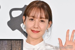 トリンドル玲奈、韓国での背中出しルック公開「背筋きれい」「最高に色っぽい」と称賛の声 画像