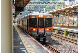 【電車で】子ども「ママ、どうして電車には顔がないの？」親子の微笑ましい会話に「母親の対応に感動」「家族の温かさを感じた」 画像