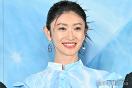 山田優、ヘソ出し＆美脚コーデで仲良しモデルと2ショット 抜群のスタイルに「お人形さんみたい」「今も仲良しでエモい」の声 画像