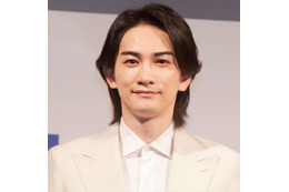 「脚長すぎー！」町田啓太、スタイルの良さが際立つ白T×デニムSHOTに反響「かっこよすぎます」 画像