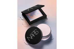 NARS、「ライトリフレクティング プリズマティックパウダー」 待望の新色が数量限定で先行発売 画像