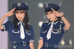 大友花恋＆田中芽衣、警官コスプレで美脚ちらり 敬礼ポーズ決める【関西コレクション 2024 A／W】 画像