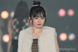 鈴木愛理、歌唱後にそのままランウェイ…驚きの早着替え シースルー＆スリットで美脚チラリ【関西コレクション 2024 A／W】 画像