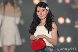 渡辺美優紀、ほっそり二の腕輝く ウインクで会場沸かす【関西コレクション 2024 A／W】 画像