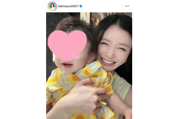 手島優、甚平姿の息子と笑顔でパシャリ！親子2SHOTに反響「こんな可愛いママいる？」「美しい！」 画像