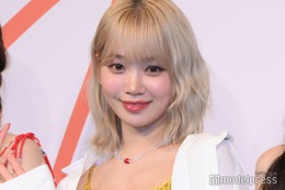 LE SSERAFIM・KIM CHAEWON、キャラT×ミニ丈から美脚スラリ 日本満喫ショットに反響「着こなし天才」「美しい」 画像