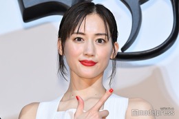 綾瀬はるか、美谷間チラリ水着姿公開 3種のハワイショットに反響「息を呑む美しさ」「スタイル抜群」 画像