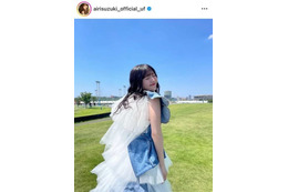 鈴木愛理、青空が映えるふわふわ衣装SHOTに「天使が舞い降りた」「可愛すぎ」と絶賛の声 画像