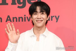 チェ・ジョンヒョプ来日 爽やかコーデで笑顔振りまく 画像