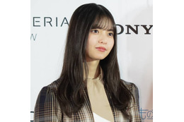 齋藤飛鳥、自身にとっての“パワースポット”太陽の塔の前でパシャリ「25歳さいごのエネルギーチャージ」 画像