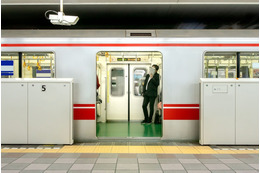 【受験当日の電車で】駅に着いてもドアが開かない！？パニックになった次の瞬間→「先頭車両まで走るよ！」ギャル風のお姉さんが！？ 画像