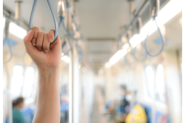 電車内で…人混みの中”泣いている赤ちゃん”を周りはスルー。次の瞬間⇒まさかの人物が【赤ちゃんをあやし】母が感動！！ 画像