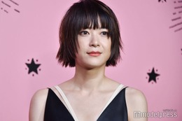 上野樹里、夫・和田唱と電車で江の島デート 肩組み2ショットに「本当にお似合い」「素敵な夫婦」の声 画像