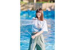 乃木坂46冨里奈央、へそ出しルックで夏らしさ全開 フレッシュな笑顔にドキッ 画像