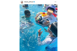 4児の母・hitomi、息子らがプールを楽しむ涼しげSHOTを公開「そろそろ夏休みも後半戦」 画像