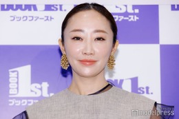 神崎恵、水着姿で美ボディ披露 息子とのプール満喫ショットに「美しすぎる」「全てが憧れ」の声 画像