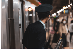 駅でさまざまな国籍の外国人が“駅員さん”に話しかけていて…→すると、駅員さんの神対応に「カッコイイ」「尊敬」 画像