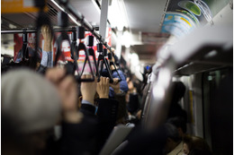 満員電車で通学中、ローファーが片方脱げてしまった！？→“脱げた靴だけ”を乗せた電車が発車してしまい？ 画像