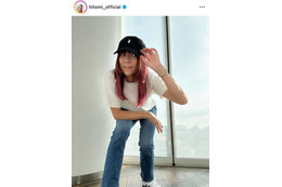 hitomi、秋に向けてイメチェン！ピンク系のNEWヘアカラーに反響「素敵です」「美人さんが映える」 画像