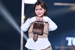 村重杏奈、ミニスカで美脚披露 ブラウンコーデがレトロ可愛い【TGC 2024 A／W】 画像