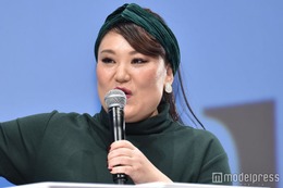 フォーリンラブ・バービー、娘のニューボーンフォトを“リハ撮影”「赤ちゃん役やるの面白すぎ」「センスの塊」と反響 画像