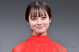 橋本環奈、制服姿で美脚披露「可憐」「眩しすぎる」の声【おむすび】 画像