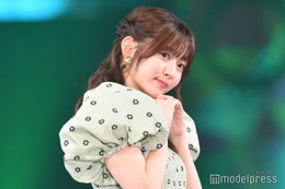 鈴木愛理、超ミニ丈×胸元ざっくり衣装姿に「ドキッとした」「かっこいい」と反響 画像