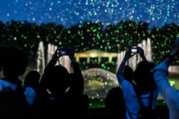 シャボン玉と光が幻想的に夜空を演出「バブルミネーション」東京・神代植物公園で開催 画像