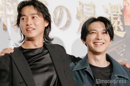 山崎賢人＆吉沢亮、“撮影タイム終了後”も笑顔で肩組み 司会からツッコミ飛ぶ【キングダム 大将軍の帰還】 画像