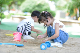 【プレ幼稚園で】1人遊びが大好きな”2歳児”。公園で他の子と遊ばせると⇒”予想外の行動”に「知らない間に成長している」 画像