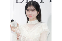 「大人っぽい！」桜田ひより、センター分けヘア×白シャツのスタイリッシュSHOTに反響「めちゃくちゃ似合っとる」 画像