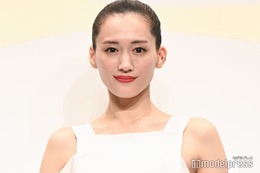 綾瀬はるか、スリット入り純白ドレスで美脚披露 肌に自信持てた理由・美の秘訣語る 画像