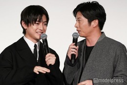 田中圭、舞台挨拶でいきなりネタバレ 高橋文哉「まだです」【あの人が消えた】 画像