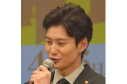 「これは反則」岡田将生、顔を“ひょっこり”覗かせたお茶目SHOTに反響「どんな姿も可愛い」