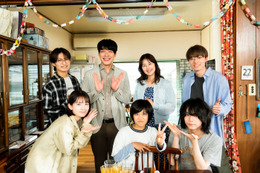 畑芽育主演「うちの弟どもがすみません」第2弾キャスト解禁 作間龍斗・那須雄登ら家族集合写真公開 画像