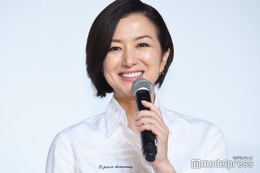 鈴木京香、重め前髪×ハイトーンに雰囲気ガラリ「美しすぎます」「どんな髪型も似合ってる」と反響 画像