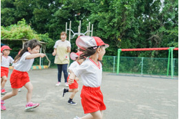 【幼稚園説明会で】2歳の娘が園児に混ざって玉入れ！？お茶目な行動に「思わず笑った」「面白くて愛おしい」 画像