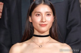 土屋太鳳、オフショルドレスで美デコルテ披露「八犬伝」キャスト陣17人レッドカーペットに豪華集結 画像