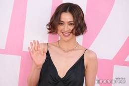 中村アン、胸元ざっくりシャツ着こなし「スタイル完璧」「ドキッとした」と反響 画像