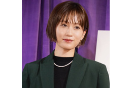 「スタイル抜群」前田敦子、長い脚が際立つダメージデニムSHOTに反響「笑顔が素敵」 画像