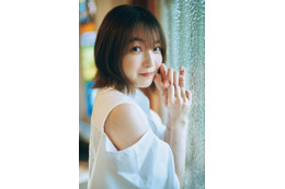 人気声優・上田麗奈、トップスから美肩チラリ「週刊少年サンデー」初登場 画像